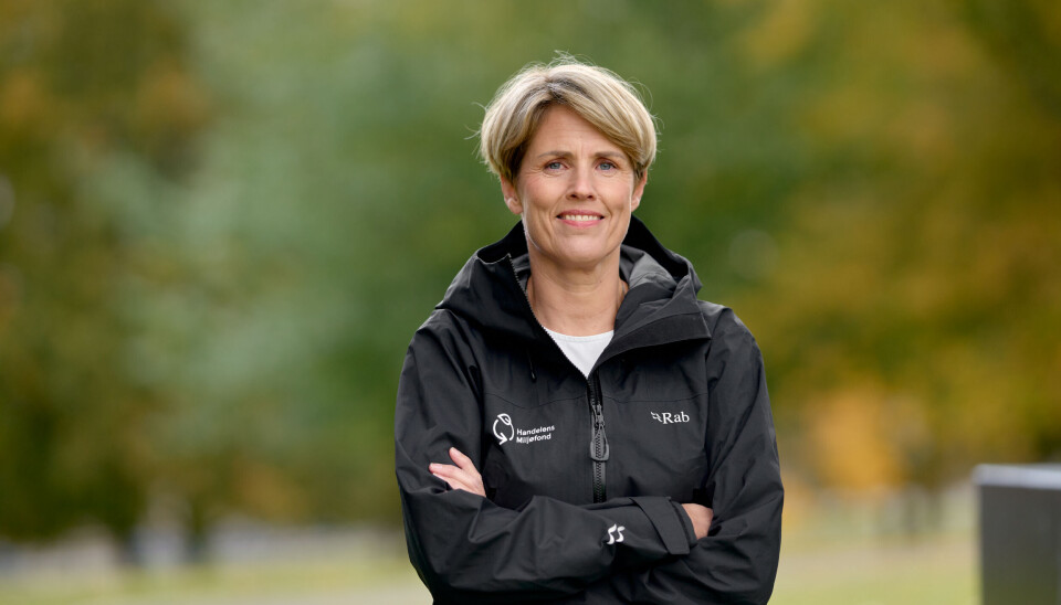 Cecilie Lind, daglig leder i Handelens Miljøfond, tyr til et verktøy de har kvidd seg for å ta i bruk for å få etternølerne til å droppe plastposen. Cecilie Lind, utendørs