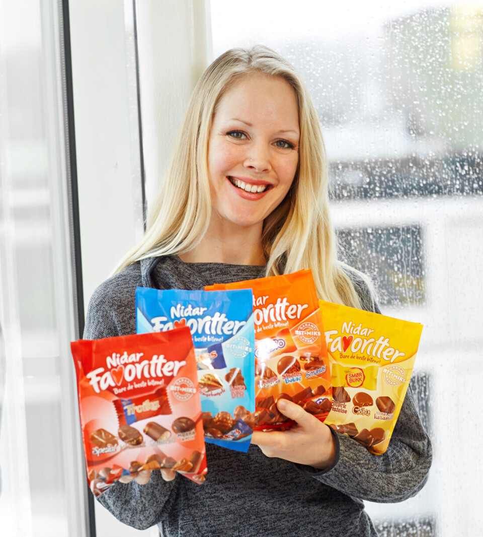 Produktsjef i Orkla Confectionery & Snacks Norge, Stefanie Dornseif, med eksemplarer av relanseringssuksessen.