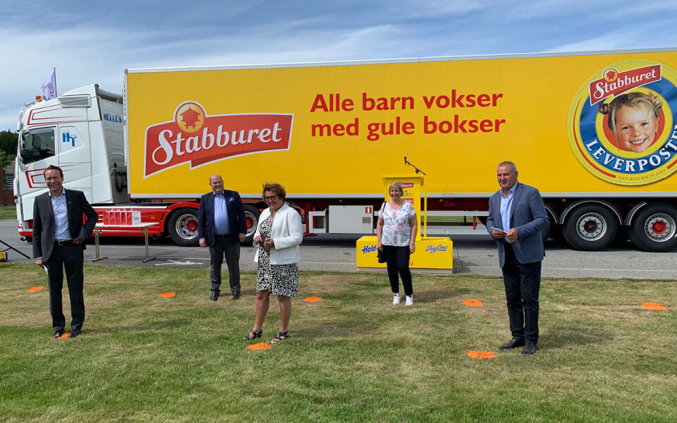 Foto Fra dagens besøk hos Stabburet i Fredrikstad, fra venstre i koronasikker avstand: konsernsjef Jaan Ivar Semlitsch i Orkla, administrerende direktør Petter Haas Brubakk i NHO Mat og Drikke, landbruks- og matminister Olaug Bollestad, forbundsleder Anne Berit Aker Hansen i NNN og i administrerende direktør Paul Jordahl i Orkla Foods Norge. Foto: Marthe Bay Haugen | Landbruks- og matdepartementet