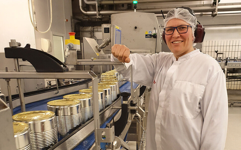 Lill Tove Hansen er lokal hovedtillitsvalgt for NNN ved Stabburet i Fredrikstad. Hun roser samarbeidet med lokal og sentral ledelse i Orkla under koronakrisen. Dette bildet er tatt i dag, og fotografens navn understreker det gode samarbeidet: fabrikksjef Hans Arnulf.