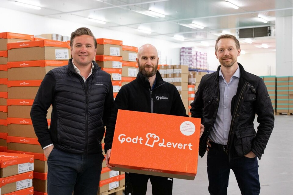 Teknologidirektør Alexander Aagren (t.v.) i GodtlevertGruppen og dataforsker Lars Løvlie i Sopra Steria (t.h.) skal bruke kunstig intelligens for å forutsi kundens behov. I midten lagersjef Tom Henning Gundersen. Foto: Maverix
