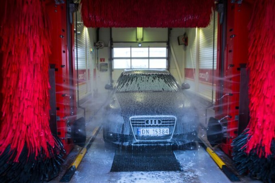 Tre av fem vasker bilen på stasjon eller i vaskehall