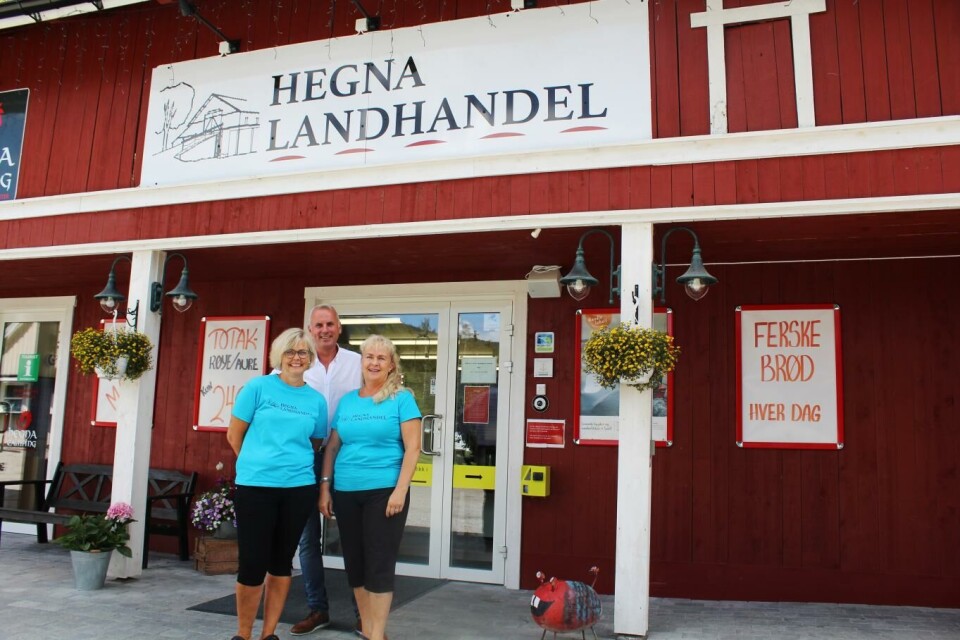 Fornøyde: I fjor åpnet Hegna Landhandel i Seljord i Telemark. Siden åpningen har eier Gro Aasgrav (t.v), Hans Olav Bakås og butikksjef Inger Marie Bakås hatt 25.000 kunder innom.