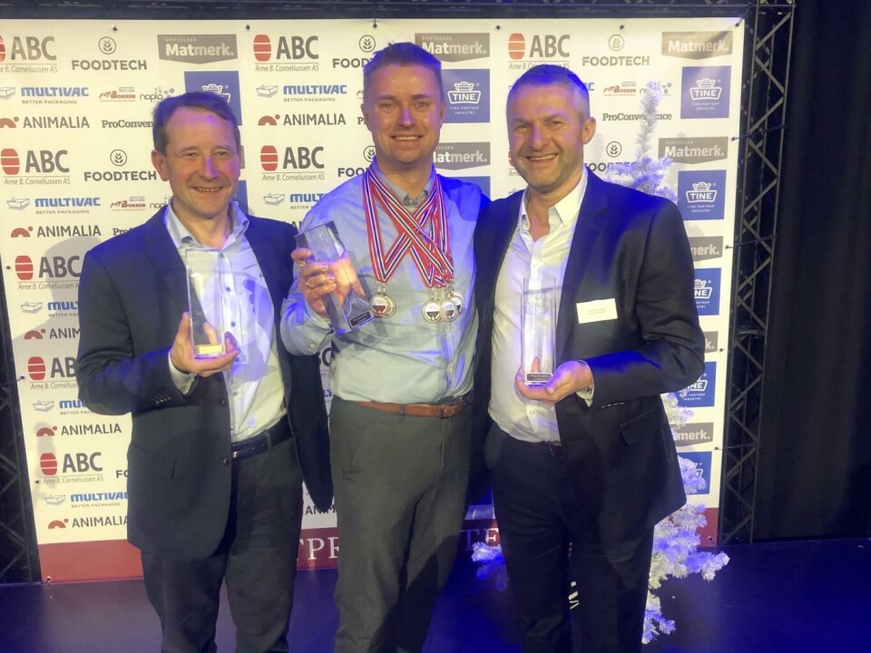 Steinar Susegg, Håvard Gausen og Svein Harald Kirknes i Inderøy Slakteri kunne slippe jubelen løs da Kjøtt- og fjørfebransjens landsforbund kåret Norges beste Kjøttprodukter. Foto: Inderøy Slakteri.