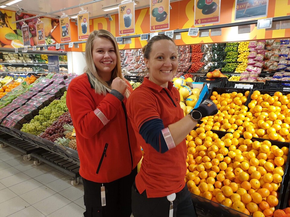 Det mest populære Rosa sløyfe-produktet i Coops butikker var en refleks. Det ble solgt cirka 30 000 slike reflekser i løpet av oktober. f.v. Turid Ramstad og Malin Ivarsson i Extra Førde. Foto: Coop
