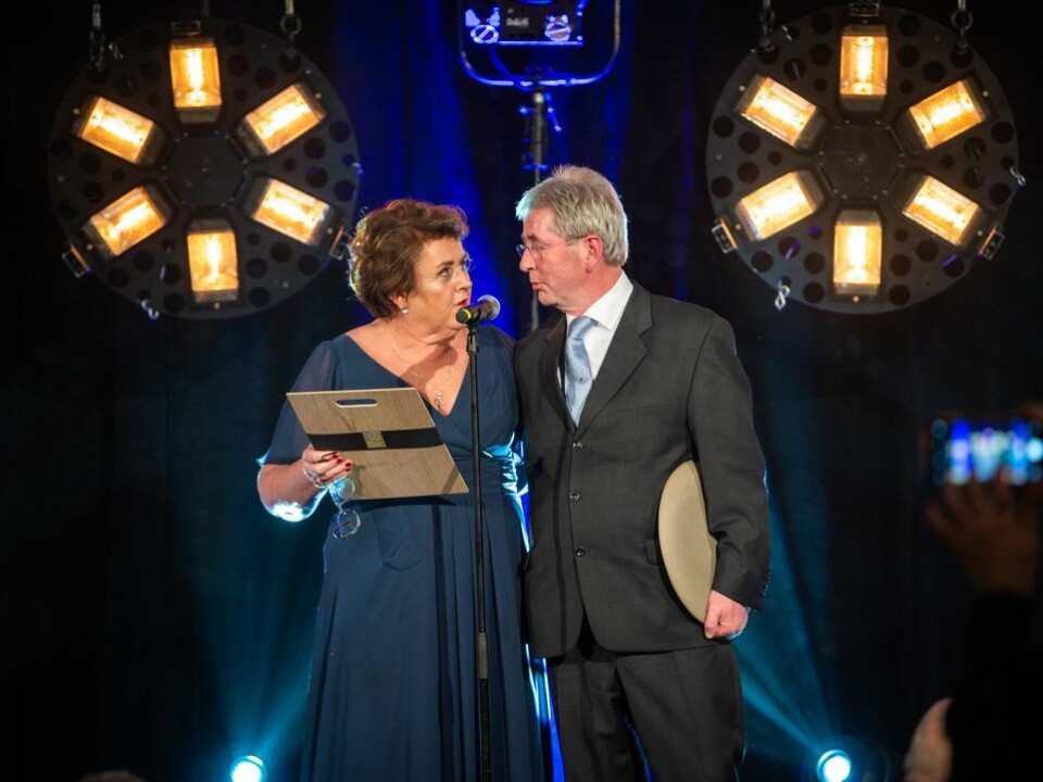 Landbruks- og matminister Olaug Bollestad og Arne Brimi delte ut prisen Årets meieriprodukt - Rømme fra Avdem Gårdsysteri.