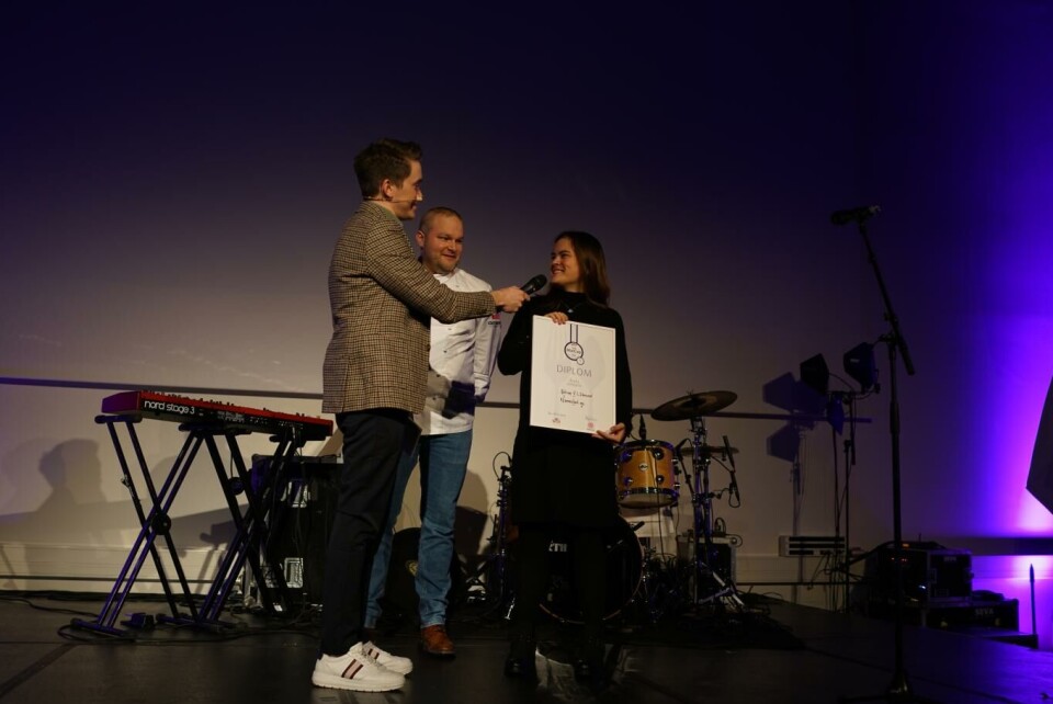 Servitør Kathrine fra Nannestad videregående skole stakk av med Osteprisen.