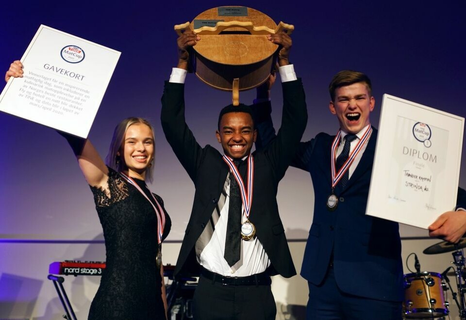 Servitør Simen, kokk Melina og kokk Filip fra Strinda Videregående skole er jublende glade over å ha gått helt til topps i årets Tine MatCup-finale.