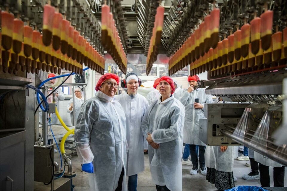 Bransjen trenger fagfolk. Bildet er fra Diplom-Is, der landbruks- og matminister Olaug Bollestad tidligere i år fikk lære mer om rekrutteringsutfordringene. Her er Bollestad sammen med tidligere lærling Synne Heggelund og leder Anne Berit Aker Hansen i NNN.