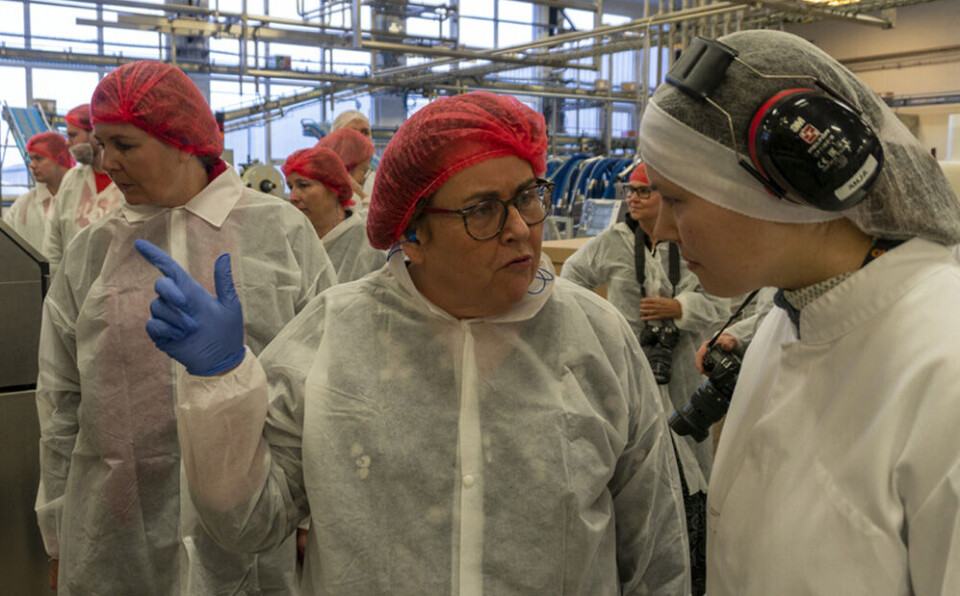 Synne Heggelund (23) har gått læretiden hos Diplom-Is. Her setter hun landbruks- og matminister Olaug Bollestad inn i produksjonen. Til venstre står Tove Lange, leder i Matindustriens Opplæringskontor. Foto: Arne Kongsnes