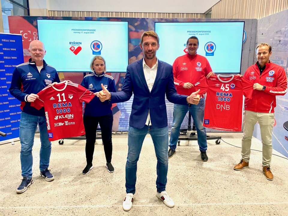 Fra venstre: Morten Holck og Kristin Garnvik i Byåsen Håndball, Vidar Riseth, sponsorsjef i REMA 1000, og Jostein Sivertsen og Vegard Selven i Kolstad Håndball