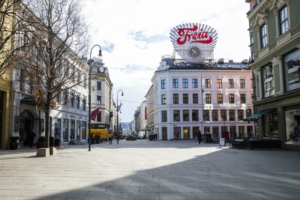 Egertorget på Karl Johans gate i Oslo ble folketomt i mars etter Oslo kommune og regjeringen kom med strenge tiltak for å begrense koronasmitten. Nå faller leieprisene. Foto: Håkon Mosvold Larsen, NTB