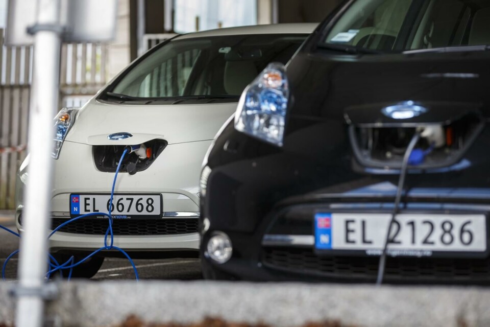 Bare to av ti bilister har tilgang til godkjent lader for elbil og hybrid på egen bopel, viser en ny undersøkelse. Illustrasjonsfoto: Heiko Junge, NTB
