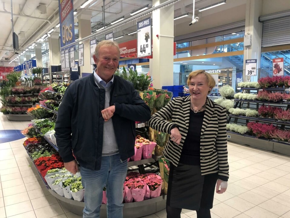Styreleder Svein Are Olsen Coop Høylandet og styreleder Lisbeth Bull Husby i Coop Midt-Norge tar koronavarianten av high five for å feire fusjonen.