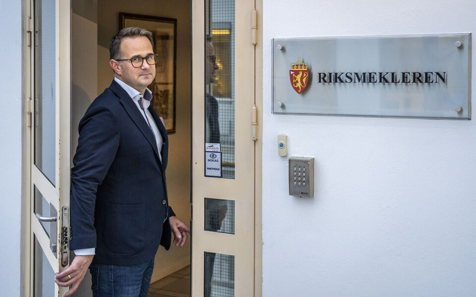 Riksmekler Mats Wilhelm Ruland tar ingen koronasjanser og har utsatt helgens mekling for ansatte i bakerier og konditorier.