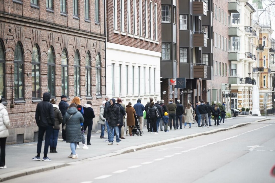 Vinmonopolet oppfordrer til å starte årets julehandel av flytende varer tidlig, dette med tanke på korona og smittevern. Her polkø dagen før skjærtorsdag i år. Foto: Berit Roald, NTB