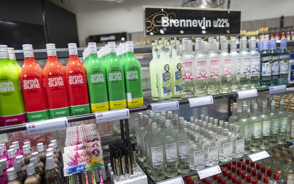 Unge drikker mindre alkohol, mens de med mange bekymringer drikker mer, viser en ny studie.