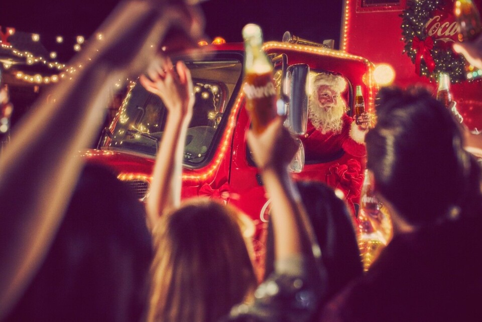 Coca-Cola lar den populære juletraileren stå i garasjen i år, og markerer 100-årsjubileet for selskapets julekampanjer på andre måter.