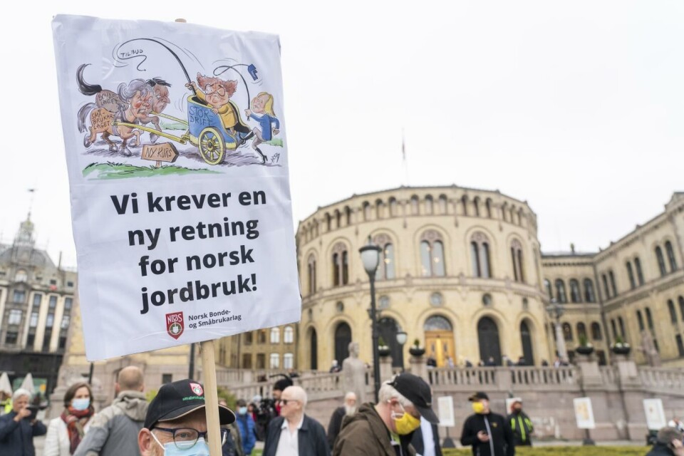Bondeorganisasjonene demonstrerer foran Stortinget i vår. Nå krever de full kompensasjon for økte priser på handelsgjødsel og bygningsmaterialer. Foto: Terje Pedersen, NTB