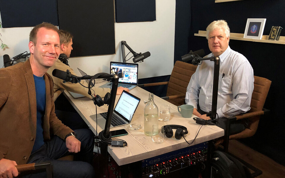 Programleder Eirik Bergesen og direktør Tor Erik Engebretsen i Dagligvaretilsynet diskuterer konkurranseforholdene i bransjen i NHO Mat og Drikkes nye podcastserie.