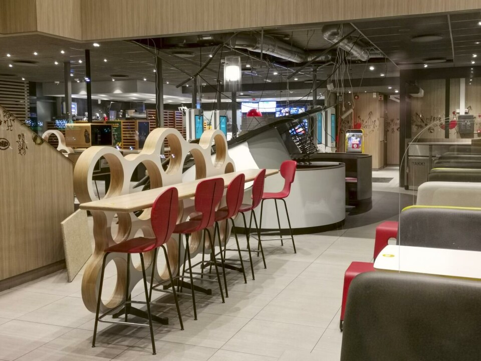 Fem personer ble skadd da en stor takplate falt ned på gjester på en McDonalds-restaurant på Tiller. Foto: Joakim Halvorsen, NTB