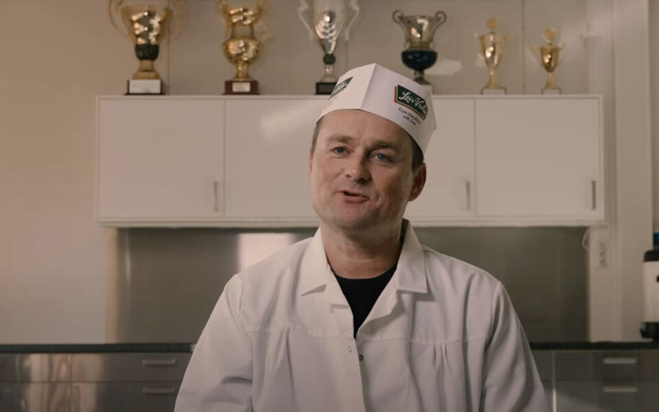 NHO Mat og Drikke har produsert en video som hyller innsatsen til mat- og drikkeindustrien under pandemien. Her er Øyvind Berg i Leiv Vidar.