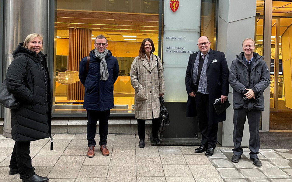 Anne Berit Aker Hansen (NNN), Christopher Beckham (Handel og Kontor) Anne-Cecilie Kaltenborn (NHO Service og Handel), Petter Haas Brubakk (NHO Mat og Drikke) og Jarle Hammerstad (Virke) møtte mandag næringsministeren for å diskutere grensehandel.