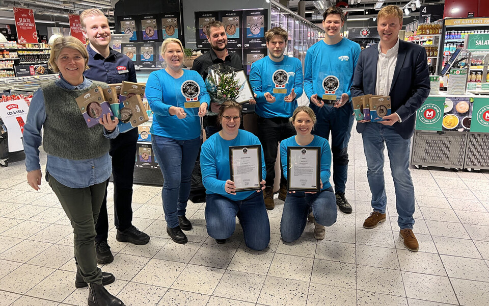 Nina Sundqvist i Stiftelsen Norsk Mat (til venstre), Kristian Grande fra Meny Lambertseter, Metervares Brit Selebø, Tommy Østhagen, Helge Tungen og pølsemakerlærling Tobias Reitan og Menys Vegard Kjuus. Foran: Metervares Ann Helen Gjerstad (til venstre) og Marie Lyngvær.