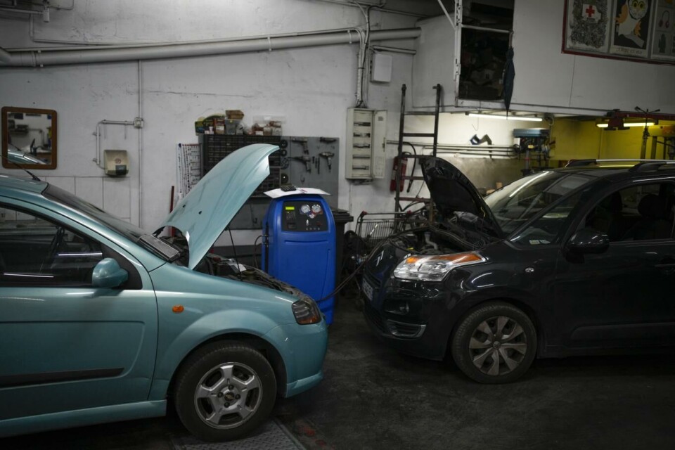 Hva skal kunne forsikres? Er det greit å la være å tilby forsikring til eiere av fossilbiler? spør Espen Husstad. Foto: AP | NTB