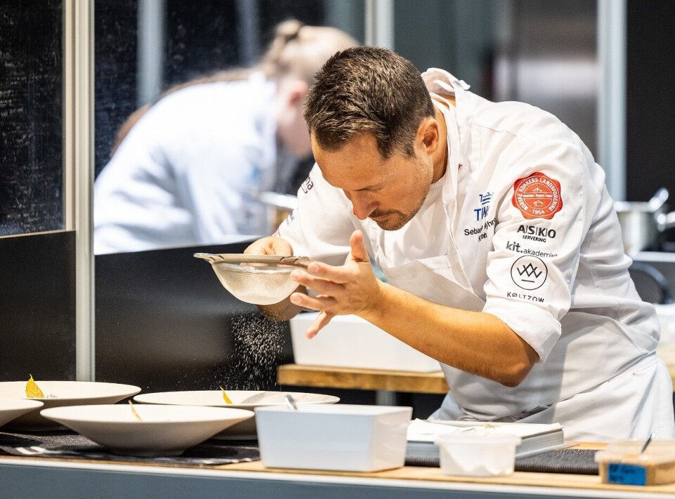 Sebastian Myhre, kaptein på Kokkelandslaget senior, under MasterClass i Mesterkjøkkenet. Foto: Mike Hillingseter