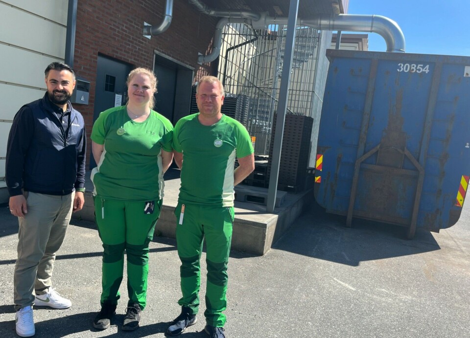 I den blå kontaineren blir flasker og bokser sugd ut. F.v: Kundeansvarlig innen salg Hakan Emeci i Tomra, assisterende butikksjef med ansvar for brus og pant Line Ivesdal Bjerkeset og butikksjef Mikael Andersson ved Kiwi XL Ligosenteret.
