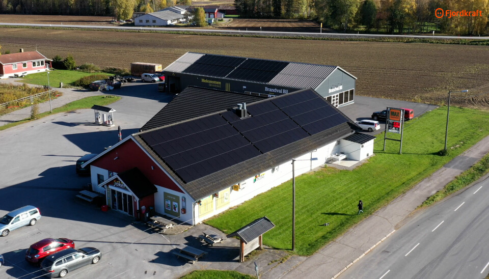 Kjøpmann Lars Bråten hos Joker Brandval har totalt investert i 151 solceller.