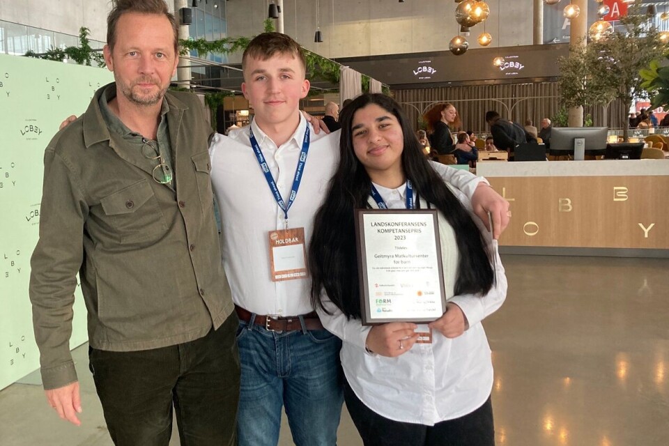 Stolte prismottakere: Andreas Viestad, William Wiland og Hadia Mirza. Foto: Geitmyra Matkultursenter for barn