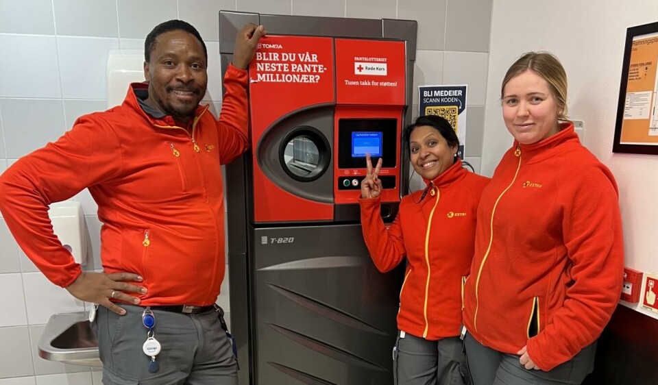 Butikksjef Marvin Mutangara sammen med Binu Kumari og Anja Haakonsen foran panteautomaten der alt skjedde. Foto: Extra