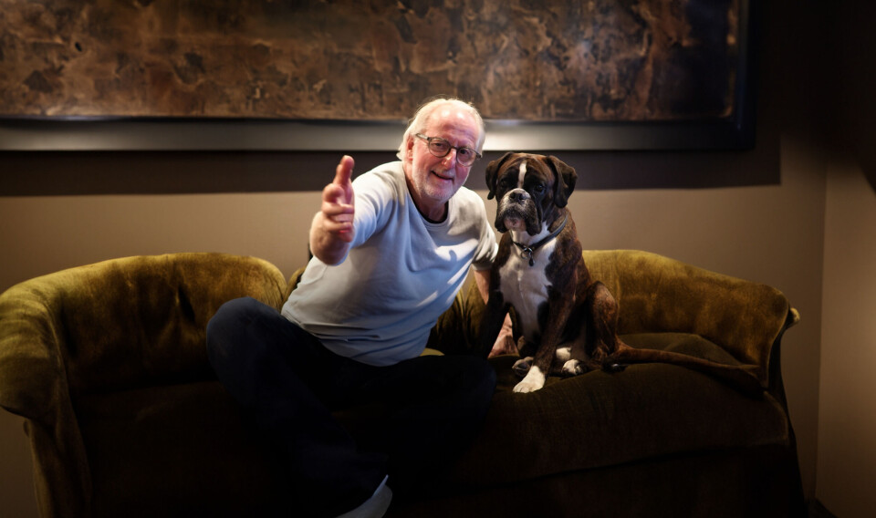 Eyvind Hellstrøm og Bob blir hundematprodusenter. Hellstrøm til venstre. (Foto: William Rennan Lenning)