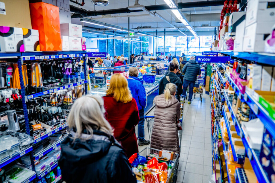 Rema 1000 på Bekkestua hadde stor pågang da pandemien startet i mars i fjor. Foto: Stian Lysberg Solum, NTB