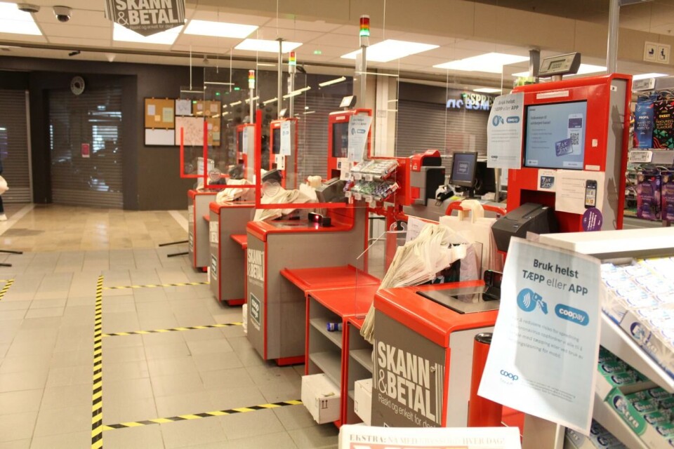 På Coop Mega Linderud har de ansatte markert et felt på hver selvskanningskasse for at kundene skal holde avstand.