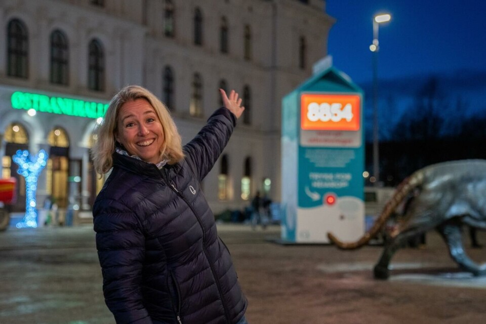Mandag avduket Kavli Norge-sjef Kristine Aasheim en 5, 5 meter høy melkekartong midt på Oslo S, der målet er å mobilisere til et felles heiarop for økt konkurranse i meierisektoren. Foto: Kavli Norge