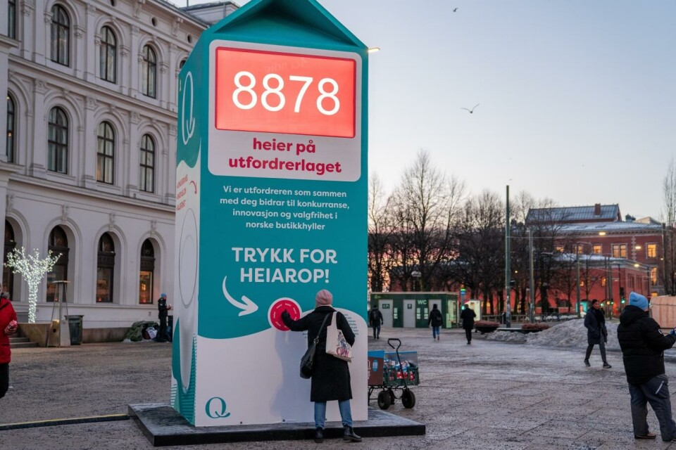 På Oslo S kan forbipasserende vise sin støtte til de uavhengige meieriene ved å trykke på den store røde knappen og gi sitt heiarop «for innovasjon og valgfrihet i butikkhyllen». Alle som trykker, belønnes med et realt jubelbrøl fra kartongen. Foto: Kavli Norge