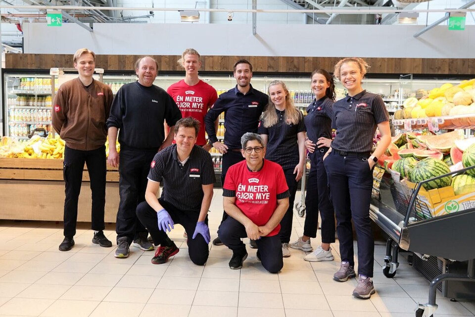 Bakerst fra venstre) Lukas Kleiven, Jan Egil Rustad (Bama), Robin Svendsen, butikksjef Christer Thorne, Agnes Mejlænder, Pia Lauritsen og Rita Najar. I front: frukt- og grøntansvarlig Pål Døllinger og Farzad Shakhrami.