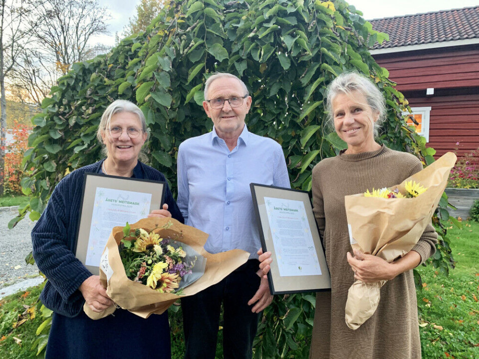 Linda Jolly (t.v.) og Marianne Leisner (t.h) er vinnere av Årets meitemark 2020. Her sammen med styreleder i Økologisk Norge, Jostein Trøite. Foto: Lotte Shephard