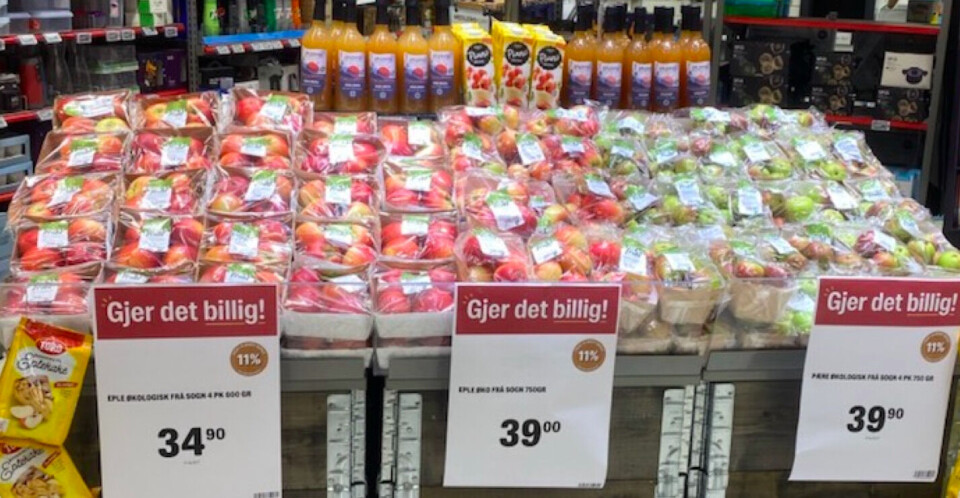 På Extra Kaupanger blir du møtt med en eksponering med lokale, økologiske epler og pærer.