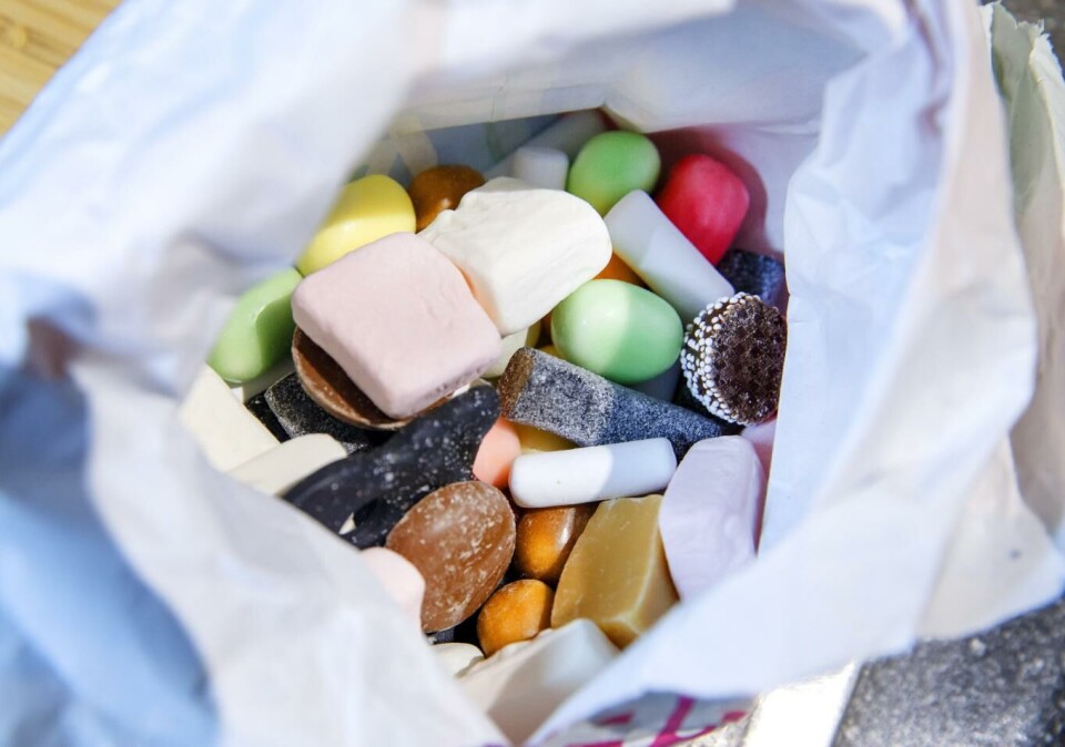 Prisen på typiske påskevarer er kuttet i butikkene hos alle de store kjedene, men ikke alle kutter prisen på smågodt.