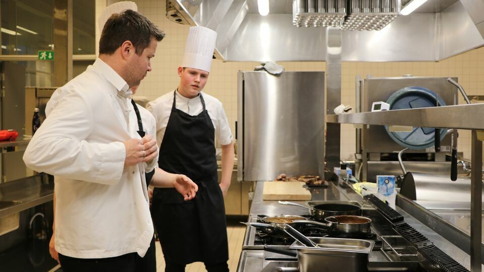 Landbruks- og matminister Geir Pollestad (Sp) på besøk hos restaurant- og matfag på Jåttå videregående skole. Her sammen med elev Leander Dybwad Moland.