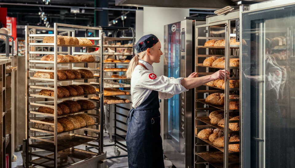 Veronica Wærnes i Meny Bjørvika med ferske brød fra butikkbakeriet.