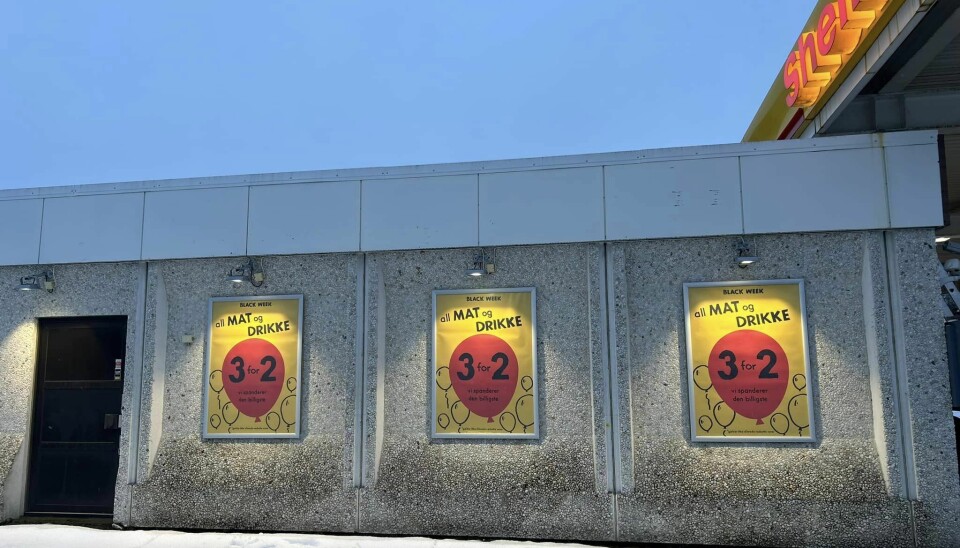 Black Week-kampanjen er godt markert på Shell-stasjonene, som her hos Shell Svolvær Bilistsenter.