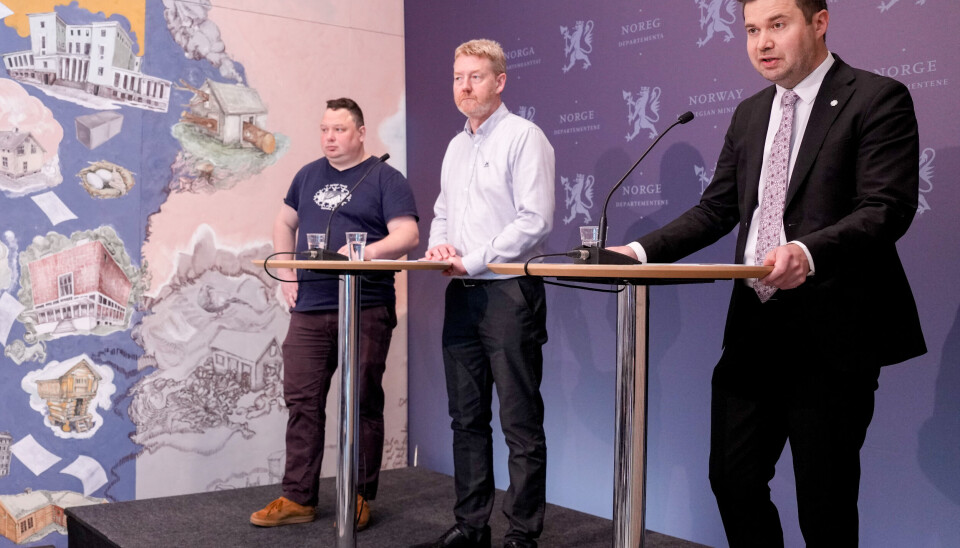Torsdag ble det enighet i jordbruksoppgjøret, men flere partier på Stortinget mener tallgrunnlaget regjeringen har brukt ikke har flertall på Stortinget. Bildet er fra pressekonferansen er Tor Jacob Solberg (leder i Norsk Bonde og Småbrukarlag), Bjørn Gimming (leder i Norges Bondelag) og landbruks- og matminister Geir Pollestad (Sp) der den nye avtalen ble presentert.