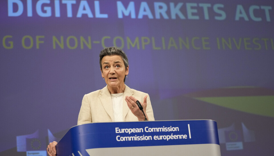 Selskapet Mondelez er ilagt en bot på 3,7 milliarder kroner for å ha inngått konkurransebegrensende avtaler med distributører, ifølge EUs konkurransekommissær Margrethe Vestager.