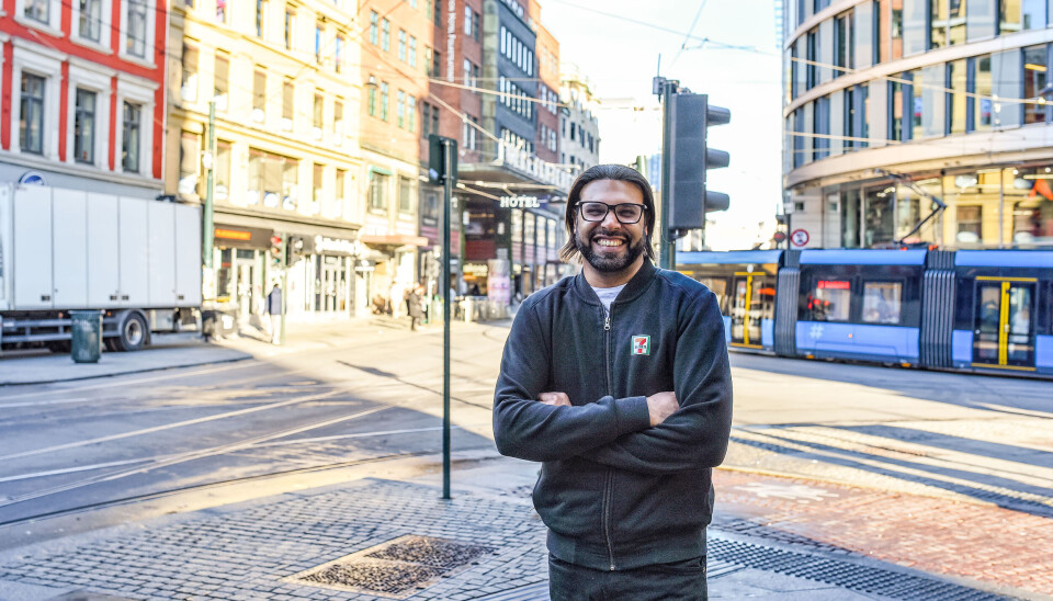I dag kjører trikken rolig forbi, men det var ikke tilfellet da kjøpmann Moshin Munir i 7-Eleven Storgata ble vitne til avsporingen sist uke.