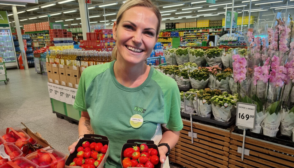 Stortrives: Karolina Kopkowska stortrives som assisterende butikksjef i Kiwi Svinesundveien. 15. august skal hun åpne kjedens helt nye butikk Kiwi Sorgenfri i Fredrikstad.